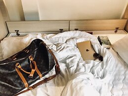 Kinnon Deluxe Hostel Coworking Cafe