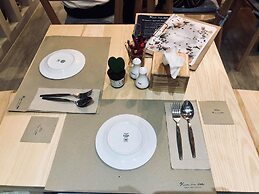 Kinnon Deluxe Hostel Coworking Cafe