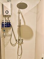 Kinnon Deluxe Hostel Coworking Cafe