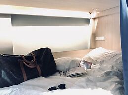 Kinnon Deluxe Hostel Coworking Cafe