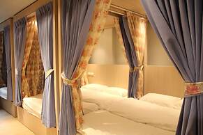 Kinnon Deluxe Hostel Coworking Cafe