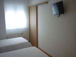 Pensión Albergue Puente Ribeira - Hostel