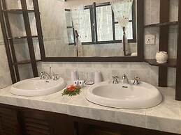 Queen K Cottages At Chrystal Homes