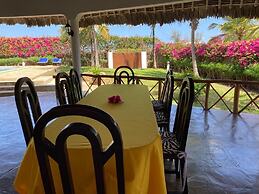 Queen K Cottages At Chrystal Homes