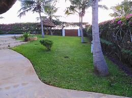 Queen K Cottages At Chrystal Homes