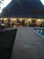 Queen K Cottages At Chrystal Homes