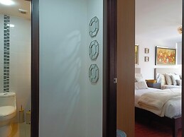 PLAZA FOCH Area - APARTMENTS with Balcony