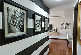 PLAZA FOCH Area - APARTMENTS with Balcony