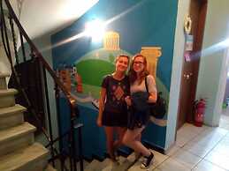 Small Funny World Athens - Hostel