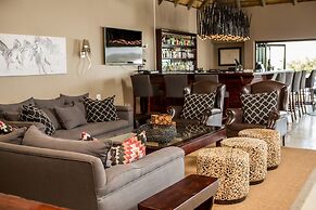 Umzolozolo Private Safari Lodge