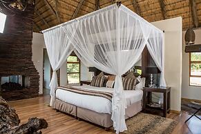 Umzolozolo Private Safari Lodge