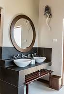 Umzolozolo Private Safari Lodge