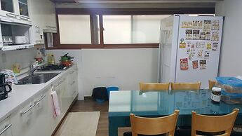 Happy Tree Guesthouse - Hostel