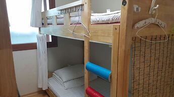 Happy Tree Guesthouse - Hostel