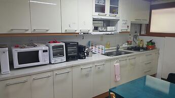 Happy Tree Guesthouse - Hostel