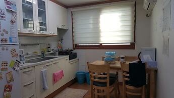 Happy Tree Guesthouse - Hostel