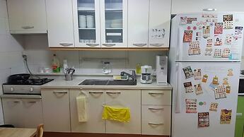 Happy Tree Guesthouse - Hostel