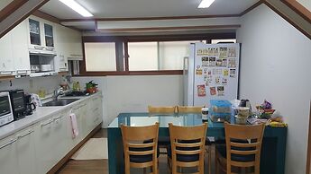 Happy Tree Guesthouse - Hostel