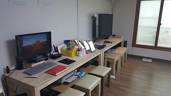 Happy Tree Guesthouse - Hostel