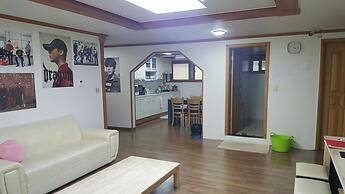 Happy Tree Guesthouse - Hostel