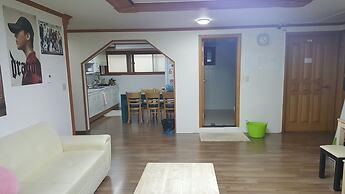 Happy Tree Guesthouse - Hostel