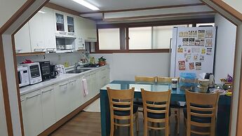 Happy Tree Guesthouse - Hostel