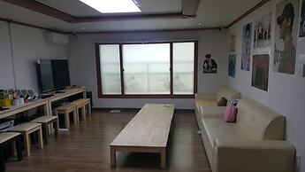 Happy Tree Guesthouse - Hostel