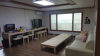 Happy Tree Guesthouse - Hostel