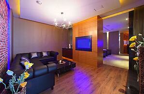 Le Chateau Hotel