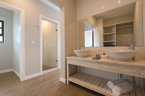 Le Nautique - Luxury Waterfront Hotel