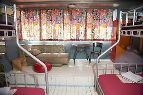 Chilloutlya Hostel&Bar