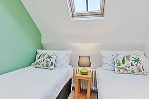 Majestic Mews Apartment with Free Parking | By My Getaways