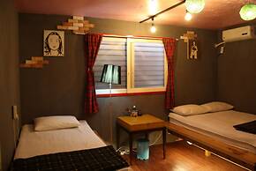 Mr.Comma Guesthouse - Hostel