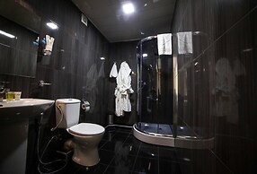 L Plaza Hotel