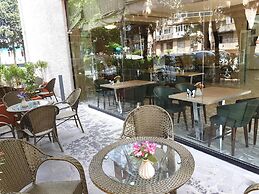 L Plaza Hotel