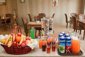 L Plaza Hotel