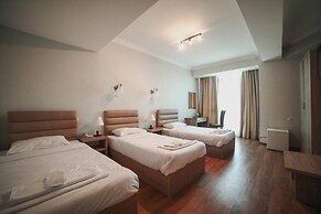 L Plaza Hotel