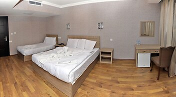 L Plaza Hotel