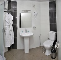 L Plaza Hotel
