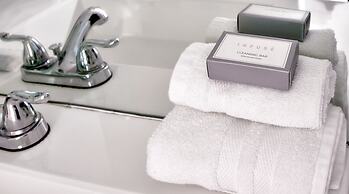 Artrageous on the river By RocketStay