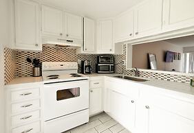 Artrageous on the river By RocketStay