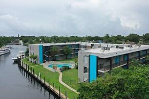 Artrageous on the river By RocketStay