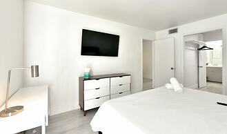 Artrageous on the river By RocketStay