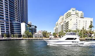 Artrageous on the river By RocketStay