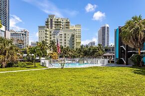 Artrageous on the river By RocketStay