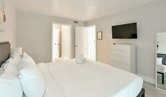 Artrageous on the river By RocketStay