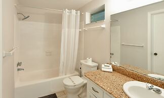 Artrageous on the river By RocketStay