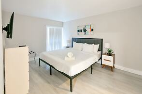 Artrageous on the river By RocketStay