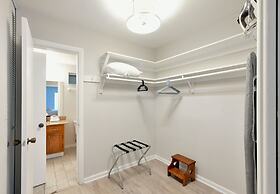 Artrageous on the river By RocketStay