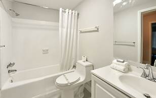 Artrageous on the river By RocketStay